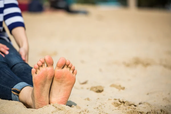 Promenader på stranden — Stockfoto