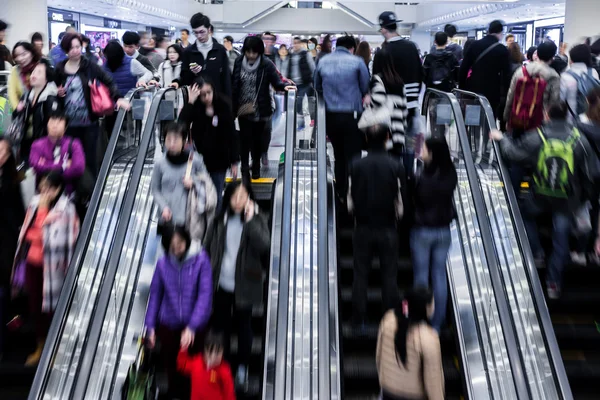 Motion blurred crowd people in shopping mall — Stock Photo, Image