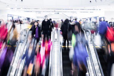 Hareket bulanık kalabalık insanlar alışveriş merkezinde alışveriş