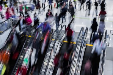 Hareket bulanık kalabalık insanlar alışveriş merkezinde alışveriş