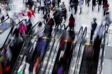 Hareket bulanık kalabalık insanlar alışveriş merkezinde alışveriş
