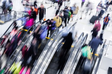 Hareket bulanık kalabalık insanlar alışveriş merkezinde alışveriş