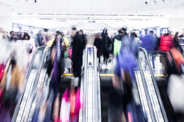 Hareket bulanık kalabalık insanlar alışveriş merkezinde alışveriş