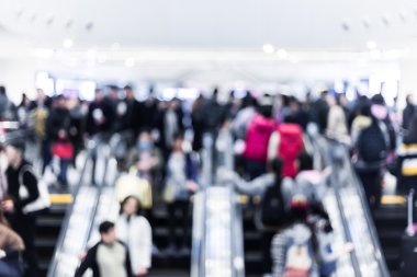 Hareket bulanık kalabalık insanlar alışveriş merkezinde alışveriş