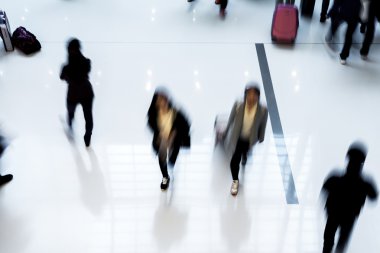 Hareket bulanık kalabalık insanlar alışveriş merkezinde alışveriş