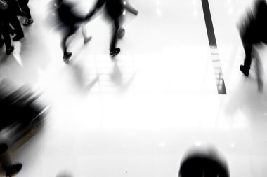 Hareket bulanık kalabalık insanlar alışveriş merkezinde alışveriş