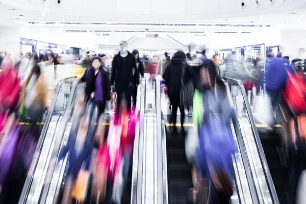 Motion blurred crowded people shopping in mall — Stock Photo, Image