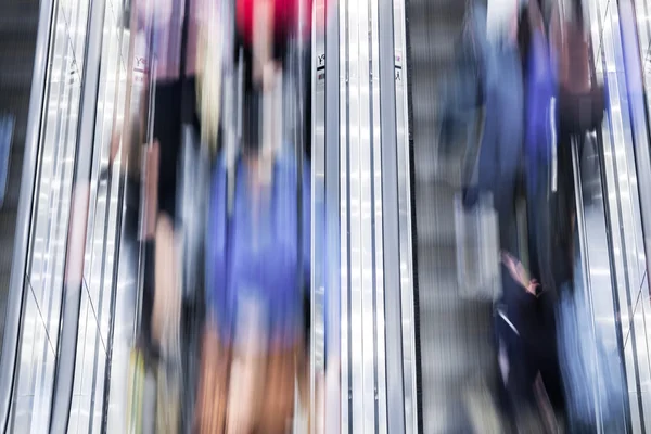 Movimento turvo pessoas lotadas de compras no shopping — Fotografia de Stock