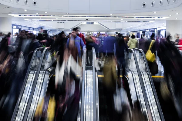 Beweging wazig drukke mensen winkelen in mall — Stockfoto