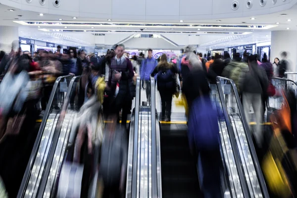 Motion blurred crowded people shopping in mall — Stock Photo, Image