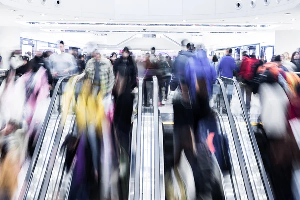 Motion blurred crowded people shopping in mall — Stock Photo, Image