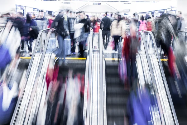 Motion blurred crowded people shopping in mall — Stock Photo, Image