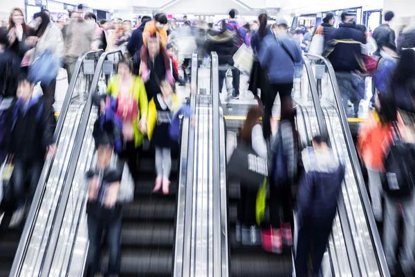 Motion blurred crowded people shopping in mall — Stock Photo, Image