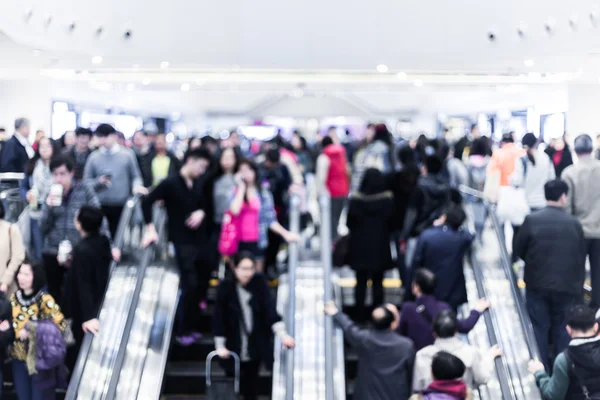 Beweging wazig drukke mensen winkelen in mall — Stockfoto