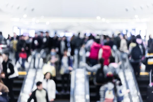 Rörelse suddig trångt människor shopping i köpcentrum — Stockfoto