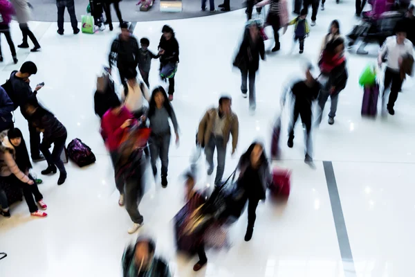 Motion blurred crowded people shopping in mall — Stock Photo, Image