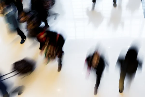 Beweging wazig drukke mensen winkelen in mall — Stockfoto