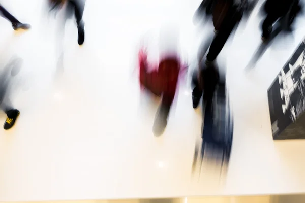 Movimento turvo pessoas lotadas de compras no shopping — Fotografia de Stock