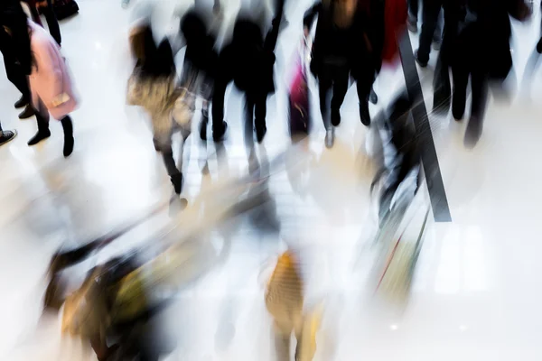 Movimento turvo pessoas lotadas de compras no shopping — Fotografia de Stock