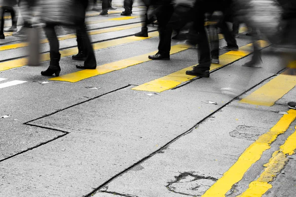 Movimento desfocado fundo lotado pessoas que vivem na cidade — Fotografia de Stock