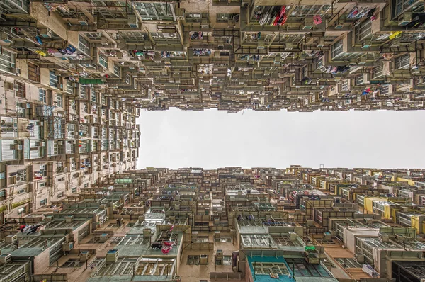 Descoberta Hong Kong - habitação lotada e antiga — Fotografia de Stock