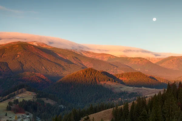 Осінній пейзаж у Карпатах, біля села. — стокове фото