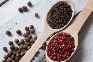 Ahşap arkaplanda baharatlar