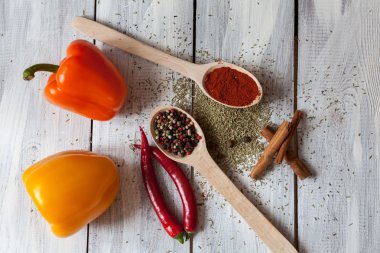 Ahşap arkaplanda baharatlar