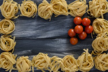 Ahşap zemin üzerinde makarna