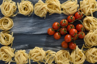 Ahşap zemin üzerinde makarna