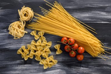 Ahşap zemin üzerinde makarna