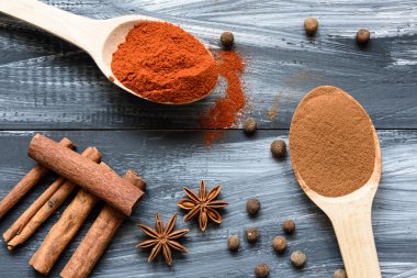 baharat beyaz zemin üzerine