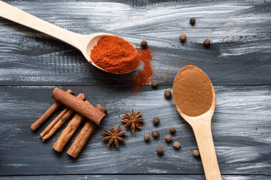 baharat beyaz zemin üzerine