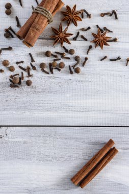 baharat beyaz zemin üzerine