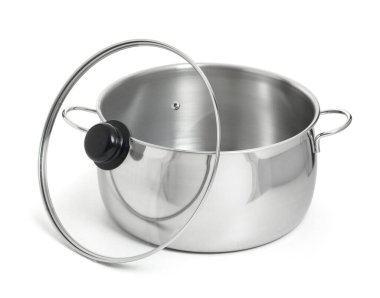 Açık kapağı beyaz arkaplanda izole edilmiş metal tencere.