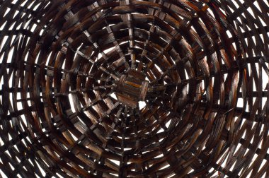 Kahverengi ahşap örümcek ağı. doku hasır sepet