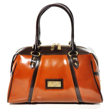 Beyaz arka plan üzerinde izole kahverengi parlak kadın deri çanta