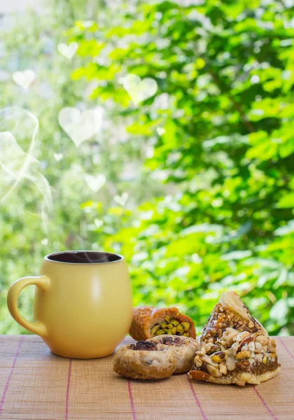 Valentine's Day! Heart shaped cloud.  Ceramic cup with hot drink — Stock Photo, Image