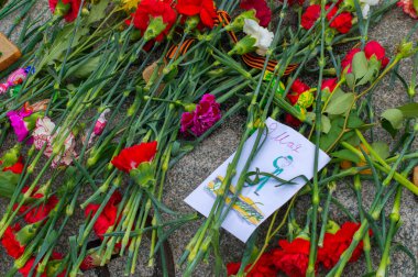 Rusya, St. Petersburg - 9 Mayıs: zafer günü. Büyük Vatanseverlik Savaşı (İkinci Dünya Savaşı) askerler anısına. 2014. zafer günü onuruna bir askerin mezar, çocuk kartpostal