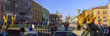 Saint Petersburg, Rusya. Nisan, 2015. Griffin heykel ile gi