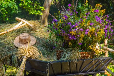 kuru ot ve kır çiçekleri ile eski kırsal sepeti