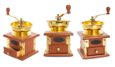 Set ahşap Kahve değirmeni altın kaplama metal üzerinde beyaz izole 