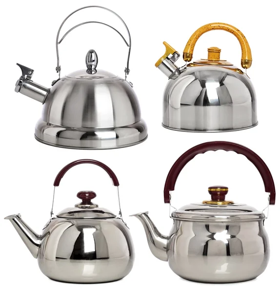 Su ısıtıcılar ve çaydanlıklar beyaz bir arka plan üzerinde krom