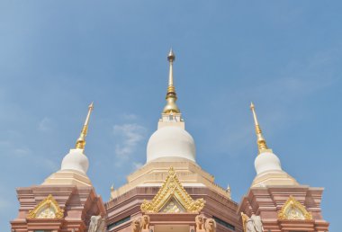 Üç Budist stil pagoda