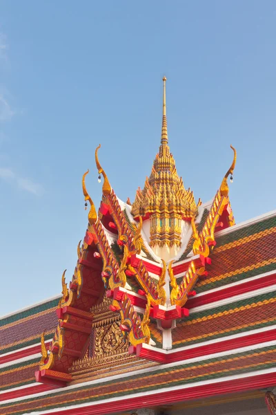 Temple bouddhiste thaïlandais toit à deux versants avec sommet à plusieurs niveaux et sculpté — Photo