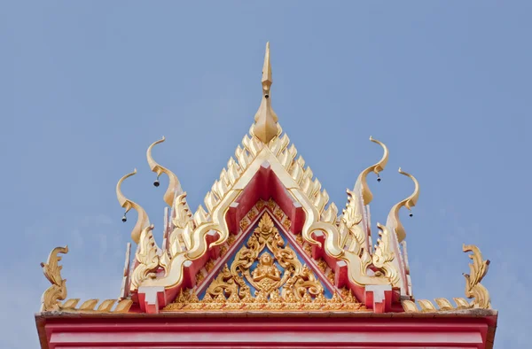 Buddhistický chrám štítem s vyřezávanými apex — Stock fotografie