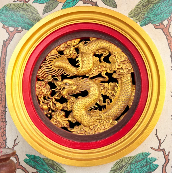 Escultura de dragão chinês na parede do templo Fotografias De Stock Royalty-Free
