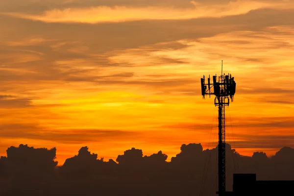 Silhouette syn på mobiltelefon antenn under skymningen himmel — Stockfoto