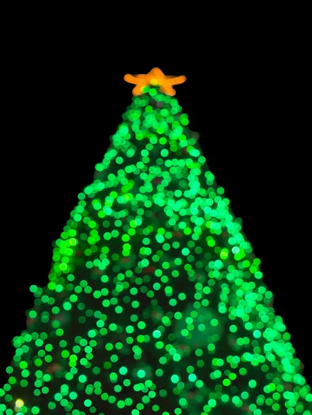 Albero di Natale come bokeh cerchio verde su sfondo nero — Foto Stock