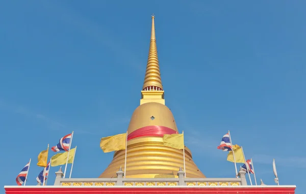 Thajský buddhistický zlatá pagoda v samutprakarn, Thajsko. — Stock fotografie